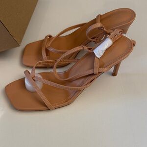 Minimalist Strappy Square-Toe Sandals in Tan